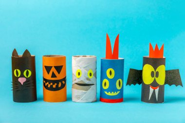 Renkli arka planda tuvalet kağıdı işçiliği. Tuvalet kağıdı rulosundan yapılmış çocuk el sanatları. DIY. El yapımı. Kağıt oyuncaklar. Origami hayvanları. Çocukların eğitici oyunları kavramı. Mesaj için yer. Boşluğu kopyala.