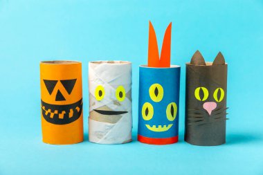 Renkli arka planda tuvalet kağıdı işçiliği. Tuvalet kağıdı rulosundan yapılmış çocuk el sanatları. DIY. El yapımı. Kağıt oyuncaklar. Origami hayvanları. Çocukların eğitici oyunları kavramı. Mesaj için yer. Boşluğu kopyala.