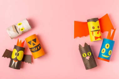 Renkli arka planda tuvalet kağıdı işçiliği. Tuvalet kağıdı rulosundan yapılmış çocuk el sanatları. DIY. El yapımı. Kağıt oyuncaklar. Origami hayvanları. Çocukların eğitici oyunları kavramı. Mesaj için yer. Boşluğu kopyala.