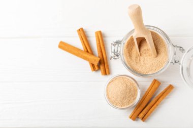 Tarçın şekeri arkaplanda. Arka planda bir kasede ev yapımı tarçın şekeri. Esmer şeker. İçecekler ve pişirme için baharat karışımı. Mesaj için yer. Boşluğu kopyala.