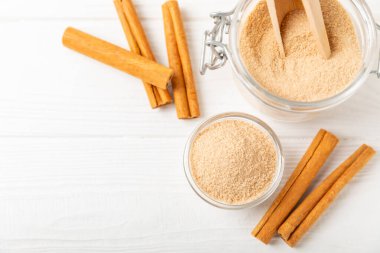 Tarçın şekeri arkaplanda. Arka planda bir kasede ev yapımı tarçın şekeri. Esmer şeker. İçecekler ve pişirme için baharat karışımı. Mesaj için yer. Boşluğu kopyala.