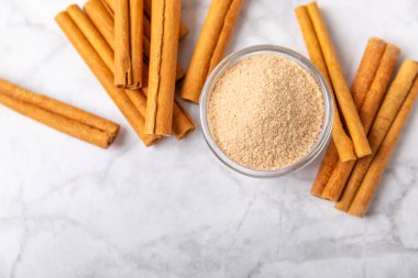 Tarçın şekeri arkaplanda. Arka planda bir kasede ev yapımı tarçın şekeri. Esmer şeker. İçecekler ve pişirme için baharat karışımı. Mesaj için yer. Boşluğu kopyala.