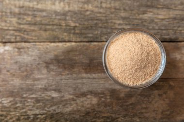 Tarçın şekeri arkaplanda. Arka planda bir kasede ev yapımı tarçın şekeri. Esmer şeker. İçecekler ve pişirme için baharat karışımı. Mesaj için yer. Boşluğu kopyala.