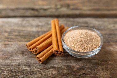 Tarçın şekeri arkaplanda. Arka planda bir kasede ev yapımı tarçın şekeri. Esmer şeker. İçecekler ve pişirme için baharat karışımı. Mesaj için yer. Boşluğu kopyala.