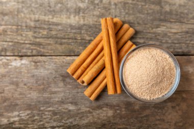 Tarçın şekeri arkaplanda. Arka planda bir kasede ev yapımı tarçın şekeri. Esmer şeker. İçecekler ve pişirme için baharat karışımı. Mesaj için yer. Boşluğu kopyala.