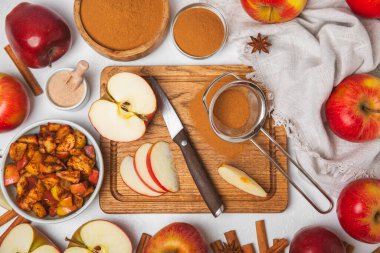 Tarçınlı elmalar ahşap kaplamalı. Tarçın çubukları ve yıldız anason ile kokulu kırmızı elmalar. Baharatlı elma dilimleri. Mesaj için yer. Uzayı kopyala Hasat. Meyveler. 