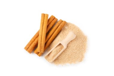 Tarçın şekeri beyaz arka planda izole edilmiş. Arka planda bir kasede ev yapımı tarçın şekeri. Esmer şeker. İçecekler ve pişirme için baharat karışımı. Mesaj için yer. Boşluğu kopyala.