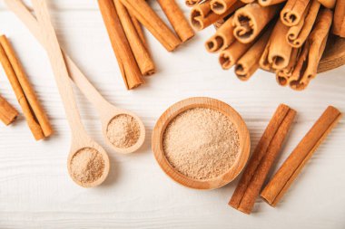 Tarçın şekeri arkaplanda. Arka planda bir kasede ev yapımı tarçın şekeri. Esmer şeker. İçecekler ve pişirme için baharat karışımı. Mesaj için yer. Boşluğu kopyala.