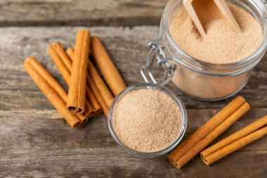 Tarçın şekeri arkaplanda. Arka planda bir kasede ev yapımı tarçın şekeri. Esmer şeker. İçecekler ve pişirme için baharat karışımı. Mesaj için yer. Boşluğu kopyala.