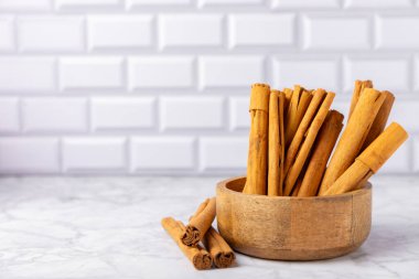 Seylan tarçın. Tarçın ahşap bir zemine yapışır. Tarçın rulosu ve pudra. Fırın, tatlı ve içecekler için baharatlı baharat. Güzel kokulu tarçın. Yakın plan. Mesaj için yer. Boşluğu kopyala