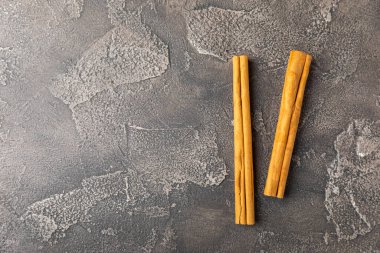 Seylan tarçın. Tarçın ahşap bir zemine yapışır. Tarçın rulosu ve pudra. Fırın, tatlı ve içecekler için baharatlı baharat. Güzel kokulu tarçın. Yakın plan. Mesaj için yer. Boşluğu kopyala