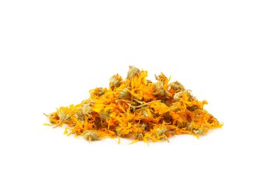 Beyaz arka planda izole edilmiş kuru bitki ve çilek çayı çeşitleri. Çay partisi konsepti. Şifalı bitkiler. Şifalı bitkiler. Alternatif ilaç. Linden, Calendula, Cornflowers, marigold, tansy, çay gülü..