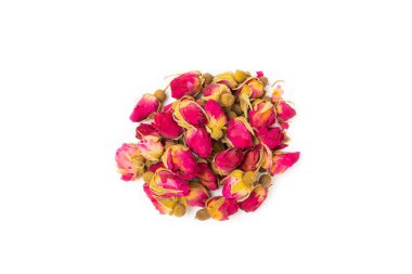 Beyaz arka planda izole edilmiş kuru bitki ve çilek çayı çeşitleri. Çay partisi konsepti. Şifalı bitkiler. Şifalı bitkiler. Alternatif ilaç. Linden, Calendula, Cornflowers, marigold, tansy, çay gülü..