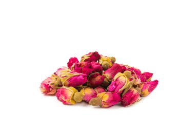 Beyaz arka planda izole edilmiş kuru bitki ve çilek çayı çeşitleri. Çay partisi konsepti. Şifalı bitkiler. Şifalı bitkiler. Alternatif ilaç. Linden, Calendula, Cornflowers, marigold, tansy, çay gülü..