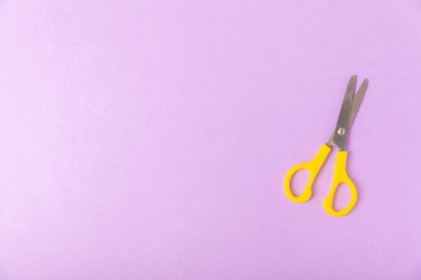 Renkli bir arka planda parlak çocuk makası. Kırtasiye malzemeleri. Okul için mallar. Mesaj için yer. Boşluğu kopyala. Üst görünüm