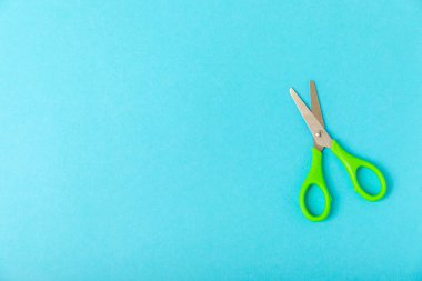 Renkli bir arka planda parlak çocuk makası. Kırtasiye malzemeleri. Okul için mallar. Mesaj için yer. Boşluğu kopyala. Üst görünüm