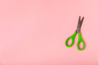 Renkli bir arka planda parlak çocuk makası. Kırtasiye malzemeleri. Okul için mallar. Mesaj için yer. Boşluğu kopyala. Üst görünüm