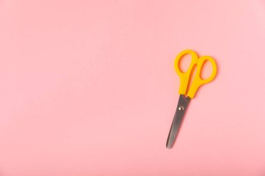 Renkli bir arka planda parlak çocuk makası. Kırtasiye malzemeleri. Okul için mallar. Mesaj için yer. Boşluğu kopyala. Üst görünüm