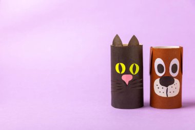 Renkli arka planda tuvalet kağıdı işçiliği. Tuvalet kağıdı rulosundan yapılmış çocuk el sanatları. DIY. El yapımı. Kağıt oyuncaklar. Origami hayvanları. Çocukların eğitici oyunları kavramı. Mesaj için yer. Boşluğu kopyala.