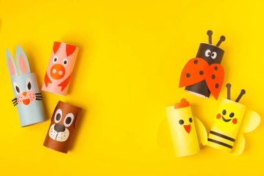 Renkli arka planda tuvalet kağıdı işçiliği. Tuvalet kağıdı rulosundan yapılmış çocuk el sanatları. DIY. El yapımı. Kağıt oyuncaklar. Origami hayvanları. Çocukların eğitici oyunları kavramı. Mesaj için yer. Boşluğu kopyala.