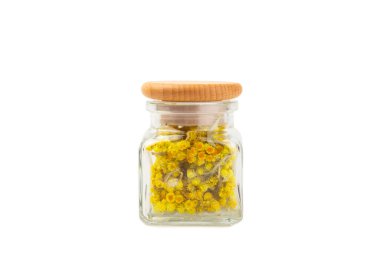 Beyaz arka planda izole edilmiş kuru bitki ve çilek çayı çeşitleri. Çay partisi konsepti. Şifalı bitkiler. Şifalı bitkiler. Alternatif ilaç. Linden, Calendula, Cornflowers, marigold, tansy, çay gülü..
