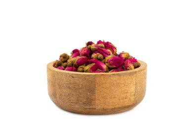 Beyaz arka planda izole edilmiş kuru bitki ve çilek çayı çeşitleri. Çay partisi konsepti. Şifalı bitkiler. Şifalı bitkiler. Alternatif ilaç. Linden, Calendula, Cornflowers, marigold, tansy, çay gülü..