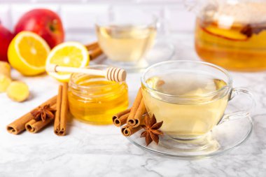 Tarçın sopasıyla kokulu sıcak çay ve ahşap bir arka planda anason. Ballı, limonlu, naneli ve elmalı bir fincan sıcak çay. Baharatlı baharatlı çay. Dokunulmazlık çayı. Sağlık kavramı. Boşluğu kopyala.