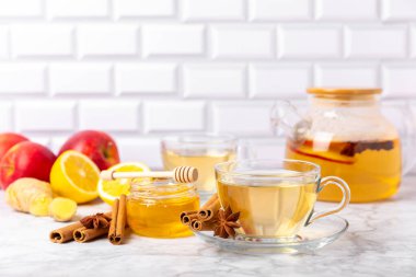 Tarçın sopasıyla kokulu sıcak çay ve ahşap bir arka planda anason. Ballı, limonlu, naneli ve elmalı bir fincan sıcak çay. Baharatlı baharatlı çay. Dokunulmazlık çayı. Sağlık kavramı. Boşluğu kopyala.