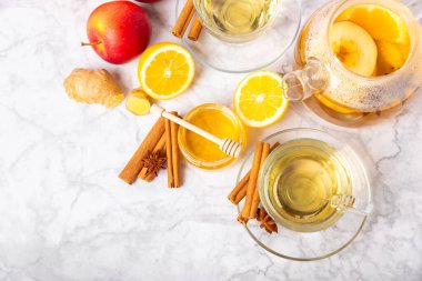 Tarçın sopasıyla kokulu sıcak çay ve ahşap bir arka planda anason. Ballı, limonlu, naneli ve elmalı bir fincan sıcak çay. Baharatlı baharatlı çay. Dokunulmazlık çayı. Sağlık kavramı. Boşluğu kopyala.