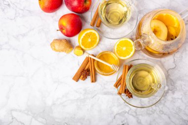 Tarçın sopasıyla kokulu sıcak çay ve ahşap bir arka planda anason. Ballı, limonlu, naneli ve elmalı bir fincan sıcak çay. Baharatlı baharatlı çay. Dokunulmazlık çayı. Sağlık kavramı. Boşluğu kopyala.