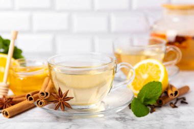 Tarçın sopasıyla kokulu sıcak çay ve ahşap bir arka planda anason. Ballı, limonlu, naneli ve elmalı bir fincan sıcak çay. Baharatlı baharatlı çay. Dokunulmazlık çayı. Sağlık kavramı. Boşluğu kopyala.