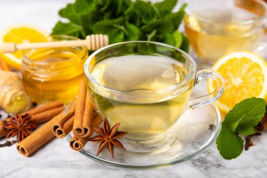 Tarçın sopasıyla kokulu sıcak çay ve ahşap bir arka planda anason. Ballı, limonlu, naneli ve elmalı bir fincan sıcak çay. Baharatlı baharatlı çay. Dokunulmazlık çayı. Sağlık kavramı. Boşluğu kopyala.