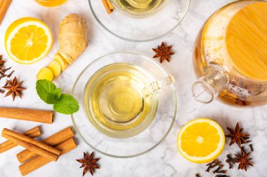 Tarçın sopasıyla kokulu sıcak çay ve ahşap bir arka planda anason. Ballı, limonlu, naneli ve elmalı bir fincan sıcak çay. Baharatlı baharatlı çay. Dokunulmazlık çayı. Sağlık kavramı. Boşluğu kopyala.