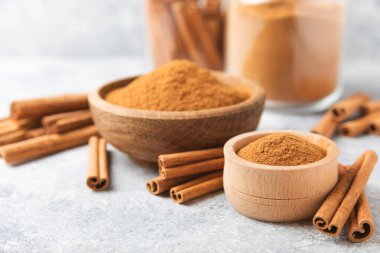 Ahşap kaplamalı bir kasede tarçın tozu. Fırın, tatlı ve içecekler için baharatlı baharat. Güzel kokulu tarçın. Tarçın çubuğu. Mesaj için yer. Boşluğu kopyala.