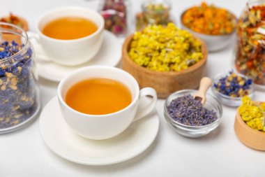 Bitkisel ve böğürtlen çayı ve bir fincan çay. Şifalı şifalı bitkiler. Alternatif tıp konsepti. Linden, Calendula, Cornflowers, marigold, tansy, tea rose.