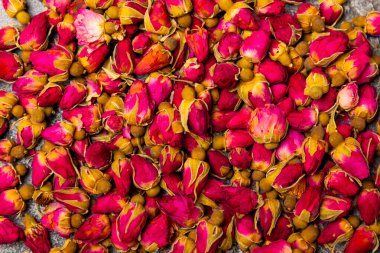 Ahşap bir zeminde kurumuş bitki ve çilek çayı. Şifalı bitkiler. Alternatif tıp konsepti. Linden, calendula, cornflowers, marigold, tansy, tea rose.