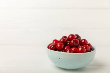 Kirazlar. Ahşap kaplamalı taze kirazlar ve yapraklar. Taze organik kiraz yığını. Böğürtlen ve meyve. Vejetaryen. Sağlıklı beslenme. Mesaj için yer. Boşluğu kopyala