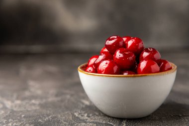 Kirazlar. Ahşap kaplamalı taze kirazlar ve yapraklar. Taze organik kiraz yığını. Böğürtlen ve meyve. Vejetaryen. Sağlıklı beslenme. Mesaj için yer. Boşluğu kopyala