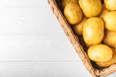 Genç patatesler Tahta bir arka planda tahta sandıkta taze patatesler. Toplama. organik, taze kazılmış patatesler. Tarım geçmişi. Vejetaryen. Sebzeler. Mesajlar için yer. Boşluğu kopyala