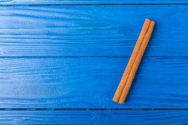 Seylan tarçın. Tarçın ahşap bir zemine yapışır. Tarçın rulosu ve pudra. Fırın, tatlı ve içecekler için baharatlı baharat. Güzel kokulu tarçın. Yakın plan. Mesaj için yer. Boşluğu kopyala