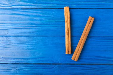 Seylan tarçın. Tarçın ahşap bir zemine yapışır. Tarçın rulosu ve pudra. Fırın, tatlı ve içecekler için baharatlı baharat. Güzel kokulu tarçın. Yakın plan. Mesaj için yer. Boşluğu kopyala