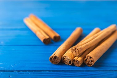 Seylan tarçın. Tarçın ahşap bir zemine yapışır. Tarçın rulosu ve pudra. Fırın, tatlı ve içecekler için baharatlı baharat. Güzel kokulu tarçın. Yakın plan. Mesaj için yer. Boşluğu kopyala