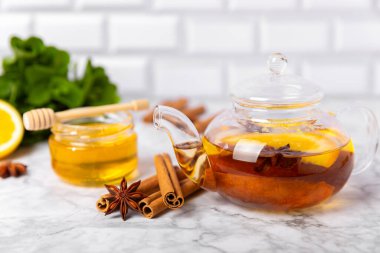 Tarçın sopasıyla kokulu sıcak çay ve ahşap bir arka planda anason. Ballı, limonlu, naneli ve elmalı çay demleyen bir çaydanlık. Baharatlı baharatlı çay. Dokunulmazlık çayı. Sağlık kavramı.