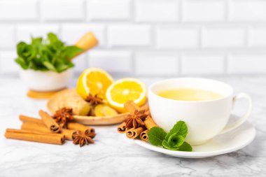 Tarçın sopasıyla kokulu sıcak çay ve ahşap bir arka planda anason. Ballı, limonlu, naneli ve elmalı bir fincan sıcak çay. Baharatlı baharatlı çay. Dokunulmazlık çayı. Sağlık kavramı. Boşluğu kopyala.