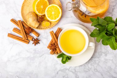 Tarçın sopasıyla kokulu sıcak çay ve ahşap bir arka planda anason. Ballı, limonlu, naneli ve elmalı bir fincan sıcak çay. Baharatlı baharatlı çay. Dokunulmazlık çayı. Sağlık kavramı. Boşluğu kopyala.