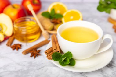 Tarçın sopasıyla kokulu sıcak çay ve ahşap bir arka planda anason. Ballı, limonlu, naneli ve elmalı bir fincan sıcak çay. Baharatlı baharatlı çay. Dokunulmazlık çayı. Sağlık kavramı. Boşluğu kopyala.