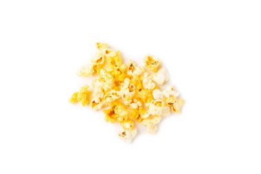 Beyaz arka planda izole edilmiş lezzetli patlamış mısır. Sinema ve eğlence anlayışı. Patlamış mısırla film gecesi. Peynir ve karamelli patlamış mısır. Lezzetli aperatif, aperatif. Pankart