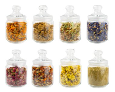 Beyaz arka planda izole edilmiş kuru bitki ve çilek çayı çeşitleri. Çay partisi konsepti. Şifalı bitkiler. Şifalı bitkiler. Alternatif ilaç. Linden, Calendula, Cornflowers, marigold, tansy, çay gülü.