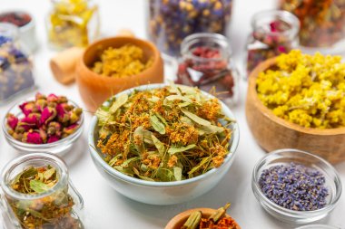 Ahşap arka planda kurumuş bitki ve böğürtlen çayı çeşitleri. Çay partisi konsepti. Şifalı bitkiler. Şifalı bitkiler. Alternatif ilaç. Linden, Calendula, Cornflowers, marigold, tansy, çay gülü..