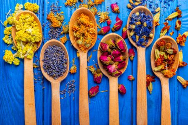 Ahşap arka planda kurumuş bitki ve böğürtlen çayı çeşitleri. Çay partisi konsepti. Şifalı bitkiler. Şifalı bitkiler. Alternatif ilaç. Linden, Calendula, Cornflowers, marigold, tansy, çay gülü..